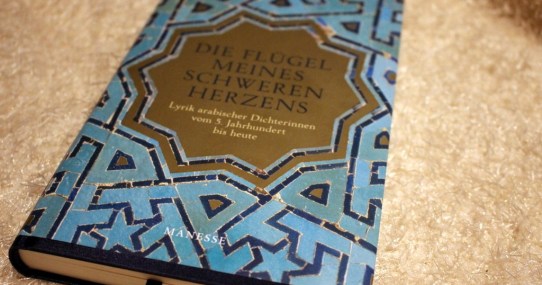 [Rezension] Die Flügel meines schweren Herzens: Lyrik arabischer Dichterinnen vom 5. Jahrhundert bis heute